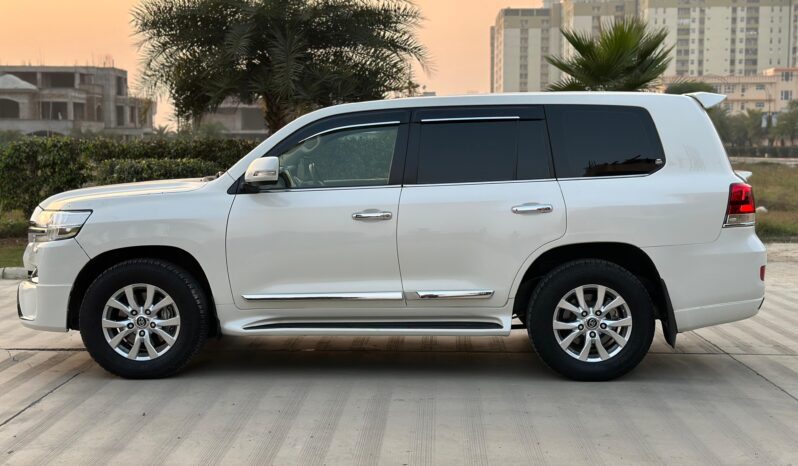 
								TOYOTA LAND CRUISER full									