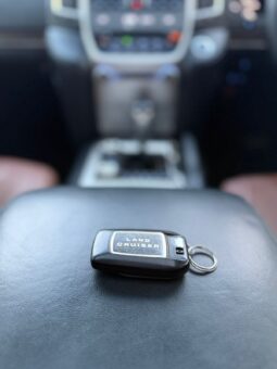 
										TOYOTA LAND CRUISER V8 full									