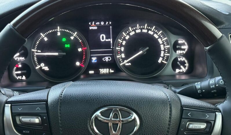 
								TOYOTA LAND CRUISER V8 full									