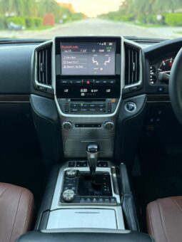 
										TOYOTA LAND CRUISER V8 full									