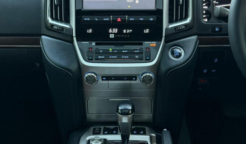 
								TOYOTA LAND CRUISER V8 full									