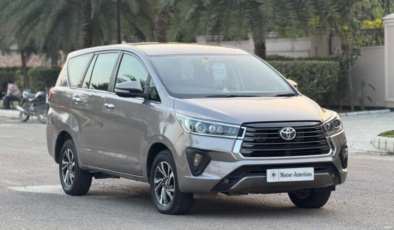 
								TOYOTA INNOVA CRYSTA Z MT 2.8 full									